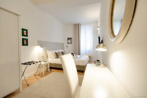 2 habitaciones, escritorio y tabla de planchar con plancha 