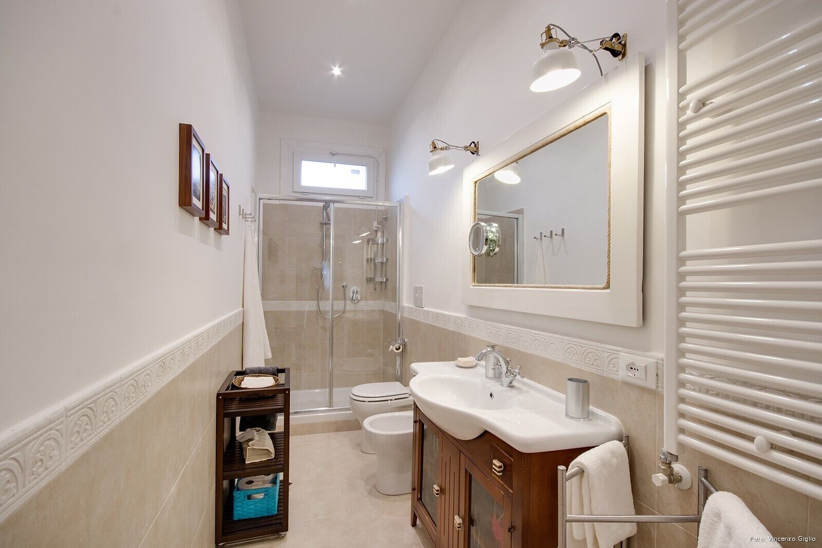 Shower, hair dryer, bidet, towels