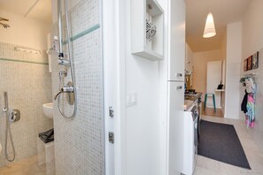 Shower, hair dryer, bidet, towels