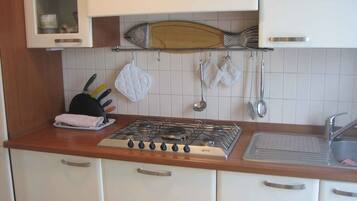 Kühlschrank, Mikrowelle, Ofen, Geschirrspüler