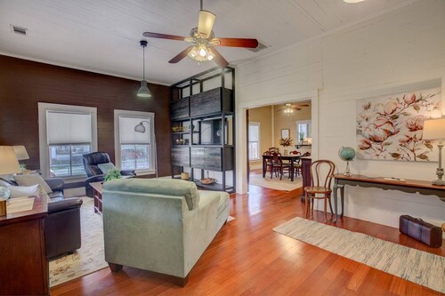 Charming Southern Bungalow Convenient to Savannah