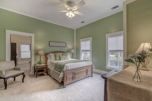 3 bedrooms, desk, iron/ironing board, free WiFi