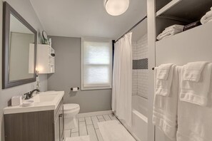 Combined shower/bathtub, hair dryer, towels - Charming Southern Bungalow Convenient to Savannah (Bloomingdale)