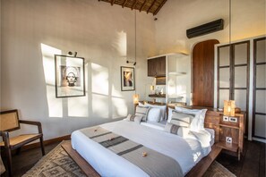 15 bedrooms, desk