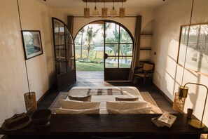 15 bedrooms, desk