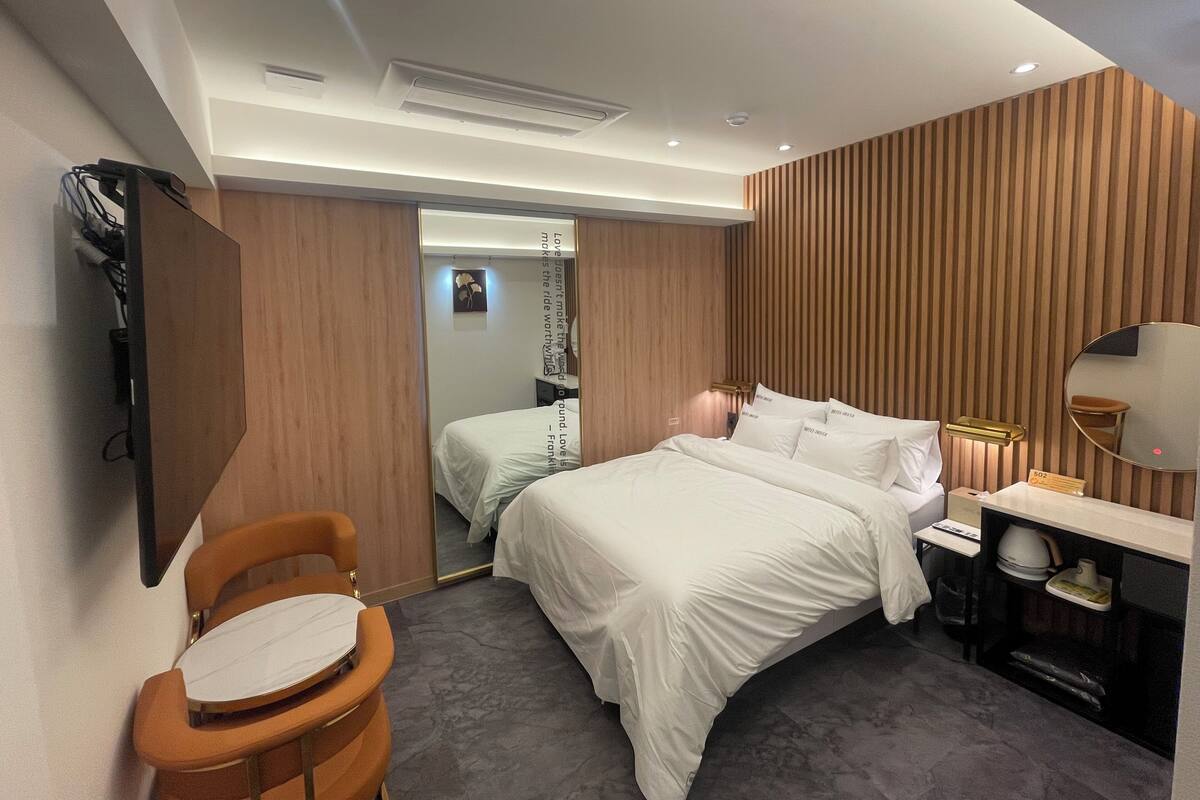 Doppia Premium, non fumatori, servizio di pulizie disponibile | Biancheria da letto di alta qualità, copriletto in piuma, una scrivania