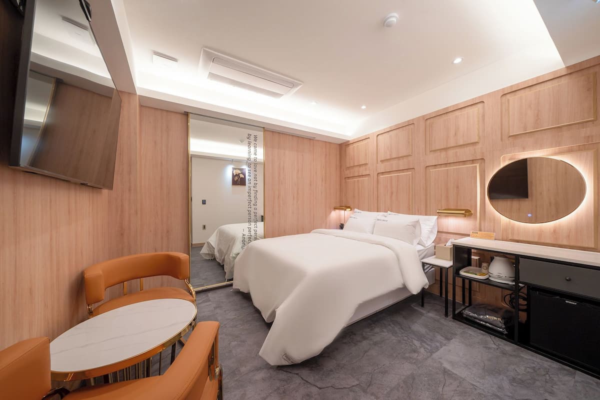 Doppia Luxury, non fumatori, servizio di pulizie disponibile | Biancheria da letto di alta qualità, copriletto in piuma, una scrivania