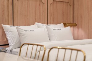 Premium bedding, down comforters, desk, laptop workspace - Hotel INSTA Suwon City Hall (Suwon)
