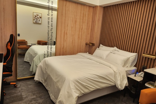 Business Double Room, Non Smoking, Housekeeping | Premium bedding, down comforters, desk, laptop workspace
