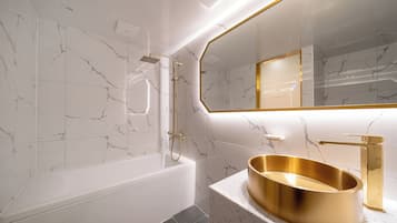 Superior Twin Room, Non Smoking, Housekeeping | Bathroom | Shower, free toiletries, hair dryer, bathrobes