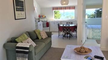 Cottage có thiết kế đặc sắc | Khu phòng khách | TV màn hình phẳng 32-inch có truyền hình vệ tinh, TV, đồ chơi