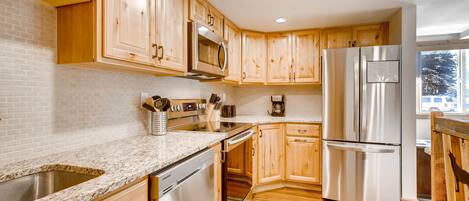 Jääkaappi, mikroaaltouuni, uuni, liesi