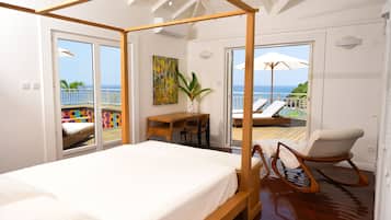 3 dormitorios, caja fuerte, escritorio y tabla de planchar con plancha