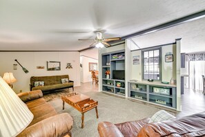 TV, DVD player - Quiet 'Horseshoe Hill House' By Lake Barkley! (Cadiz)