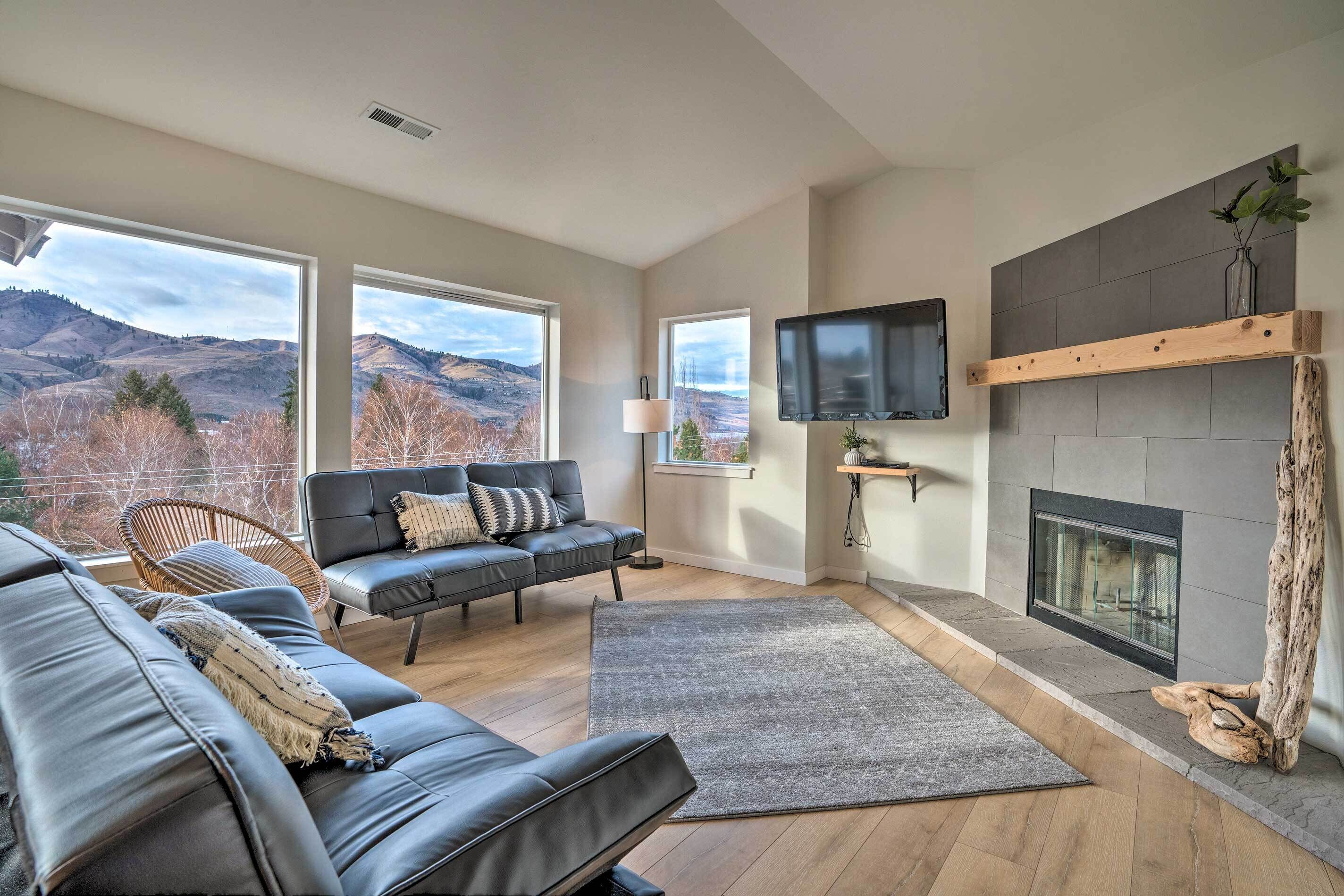 Chic Chelan Condo w/ Balcony, Walk to Lake & Dtwn!
