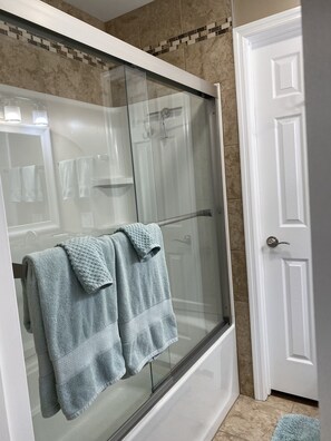 Ensemble douche/baignoire, sèche-cheveux, serviettes fournies, savon