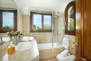 Badewanne, Haartrockner, Handtücher