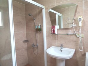 Shower, rainfall showerhead, free toiletries, hair dryer