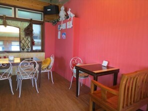 Daily full breakfast (TWD 250 per person)