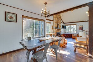 Dining - Near Skiing: Lakefront Gem w/ Kayaks in Long Pond (Long Pond)
