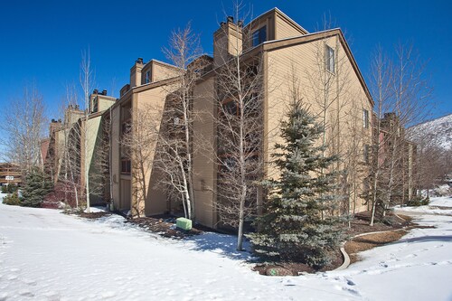 Cute condo w/ a shared pool & hot tub plus easy access to Park City Mountain