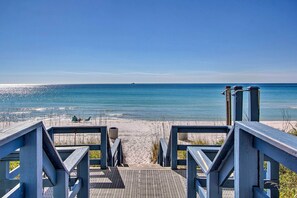 On the beach - Gulf Coast Getaway w/ Balcony & Resort Amenities! (Panama City Beach)