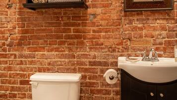 Dusch, hårtork, handdukar och tvål