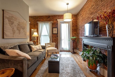 Smart TV, DVD player, books. Honeymoon Downtown Boutique Loft - Located in the Historic River District.