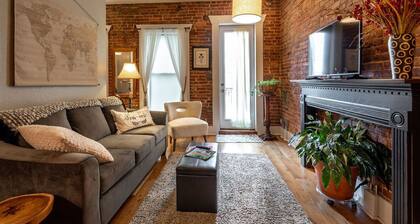 Honeymoon Downtown Boutique Loft - Located in the Historic River District.