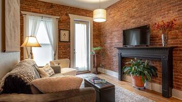 Smart-tv, dvd-spelare och böcker