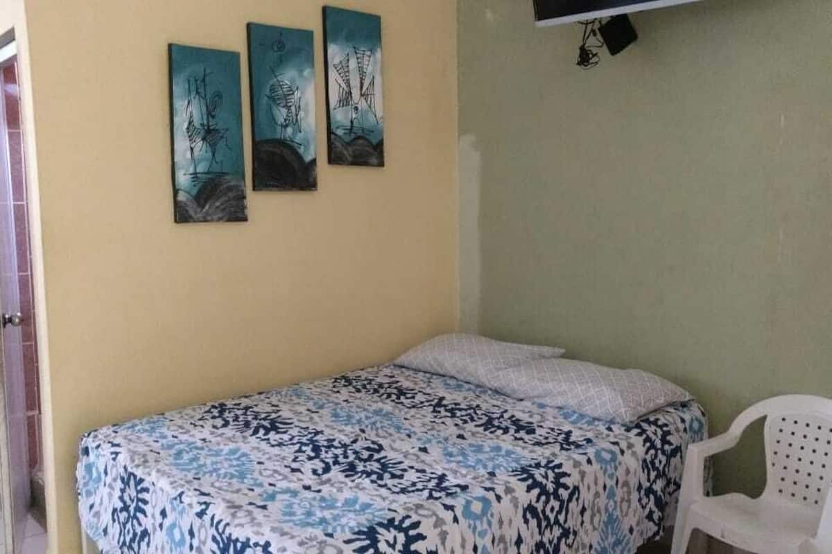 Basic Room | Desk, WiFi (free)