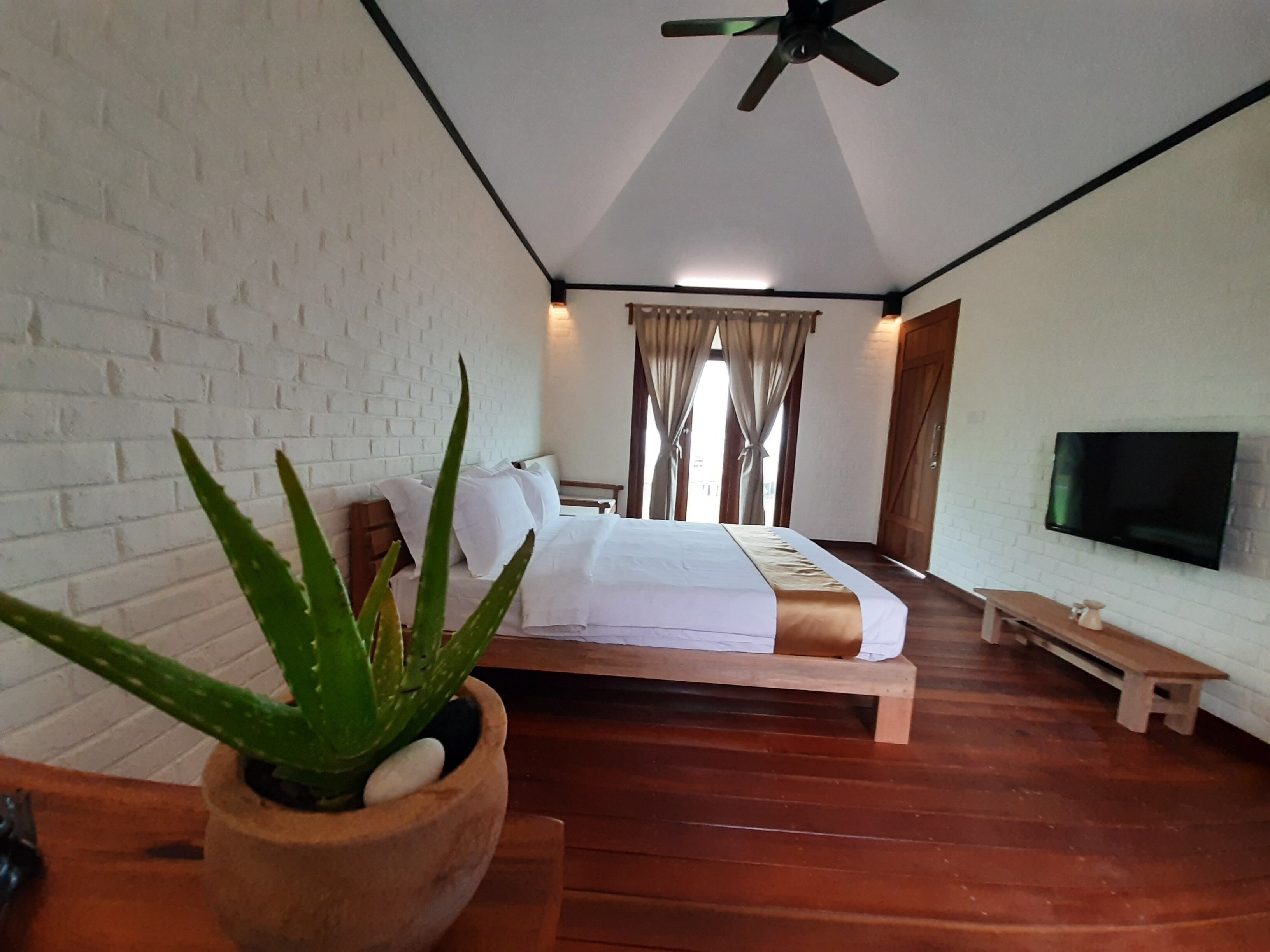 Free WiFi, bed sheets