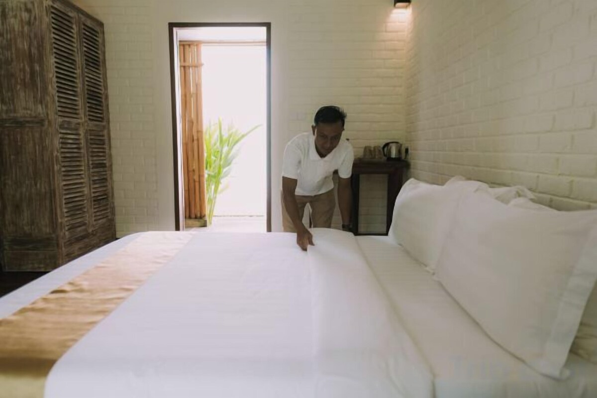 WiFi (free), bed sheets