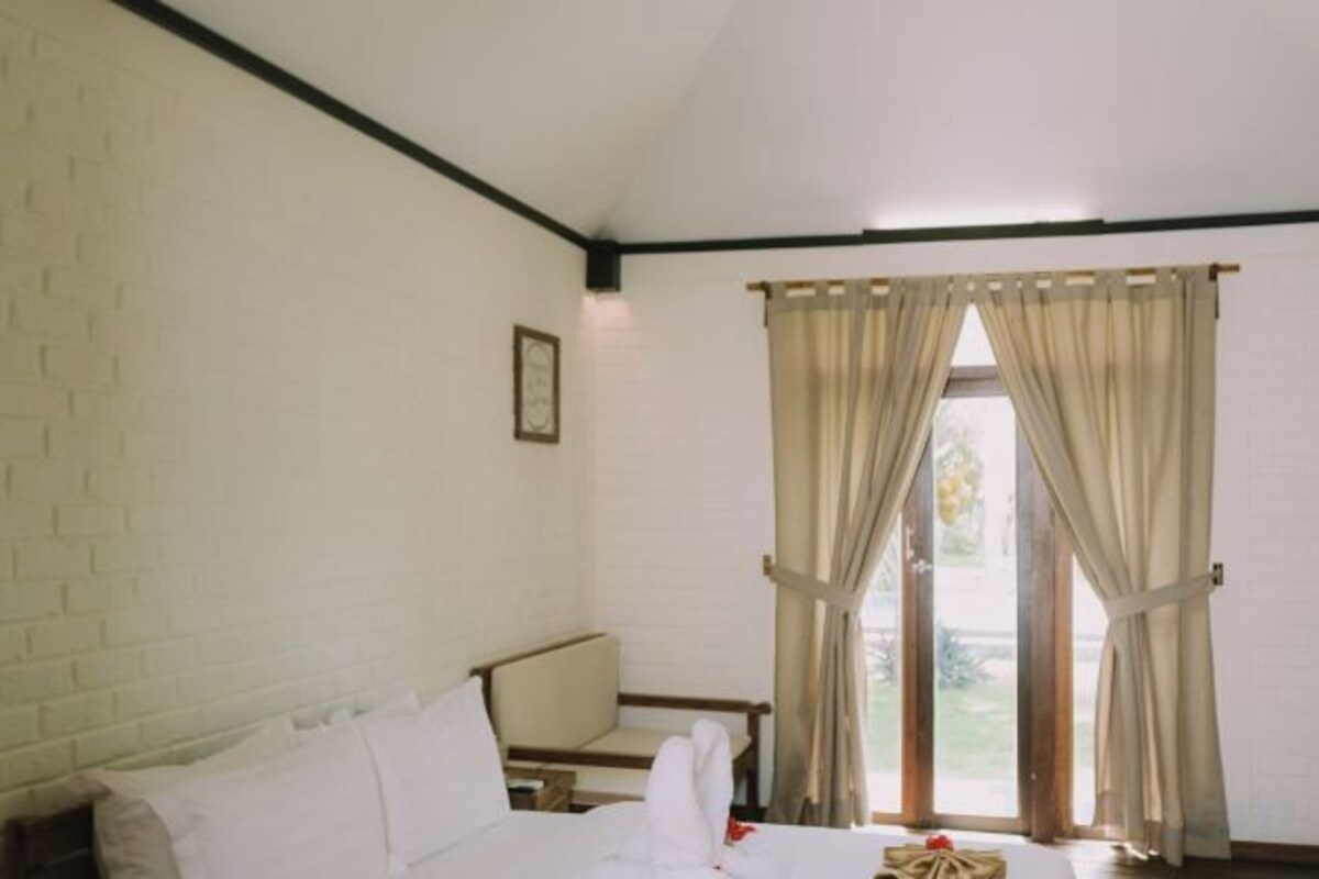 WiFi (free), bed sheets
