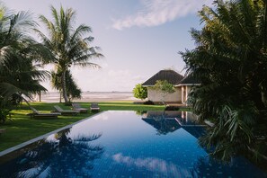 Outdoor pool, pool loungers - The Kelong Trikora Resort (Bintan)