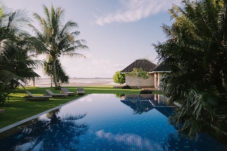 Outdoor pool, pool loungers. The Kelong Trikora Resort