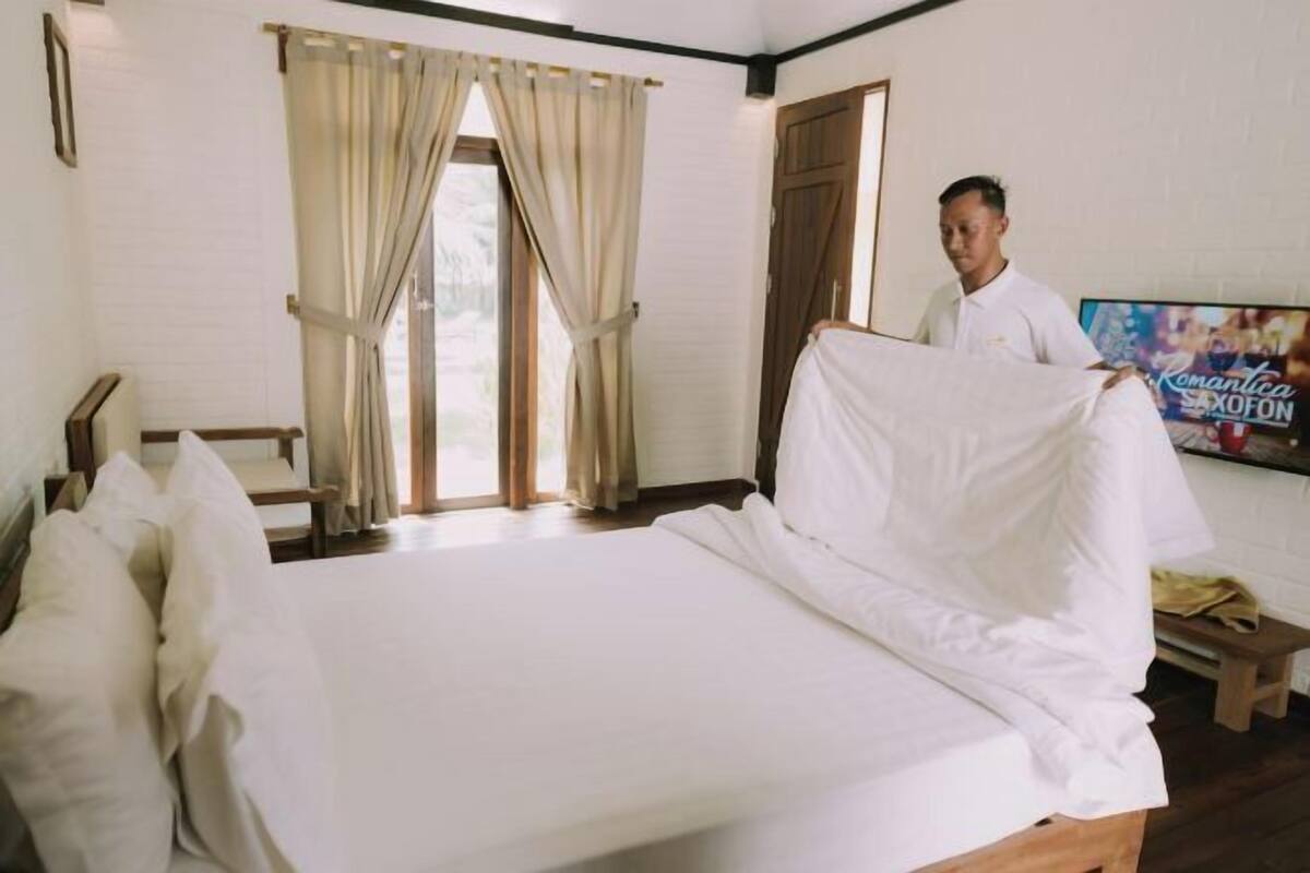 Free WiFi, bed sheets