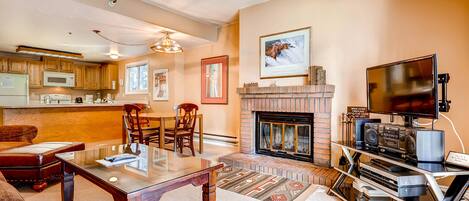 Televisión, chimenea, reproductor de DVD