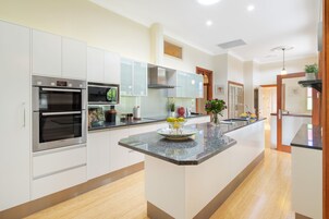 Casa luxo, 3 quartos | Cozinha privada | Cafeteira/chaleira, chaleira elétrica