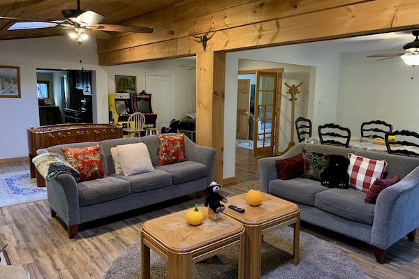 Una Smart TV, una chimenea, videojuegos, un futbolín