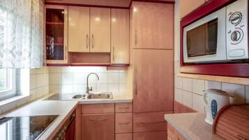 Kühlschrank, Mikrowelle, Ofen, Geschirrspüler