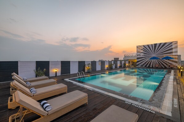 Outdoor pool, pool umbrellas - Sunday Hotel Jaipur (Jaipur)