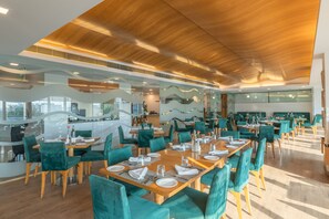 Breakfast, lunch, brunch served; local and international cuisine - Sunday Hotel Jaipur (Jaipur)