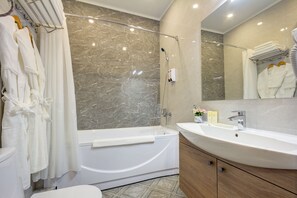 Rainfall showerhead, hair dryer, slippers, towels - Sara Hotel Bishkek (Bishkek)