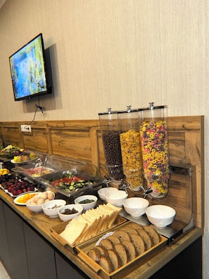 Free daily buffet breakfast  - Sara Hotel Bishkek (Bishkek)