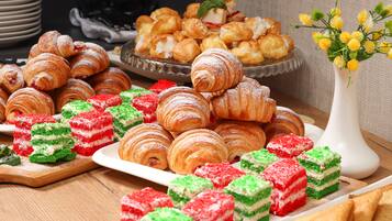 Free daily buffet breakfast