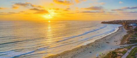 Camastros, sombrillas y toallas de playa