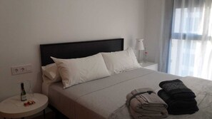 1 dormitori, planxa i posts de planxar, Internet i roba de llit