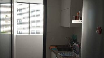 Een koelkast, een microgolfoven, een oven, een vaatwasser