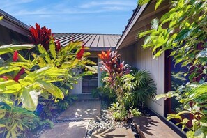 Exterior detail - Newer-built studio with WiFi, TV, & walk-in shower - Triathlon Retreat (Waikoloa)
